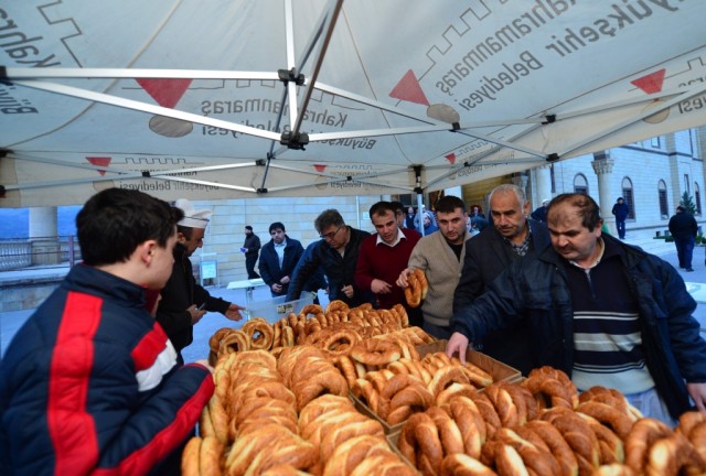 Büyükşehir’den Süt Ve Simit İkramı