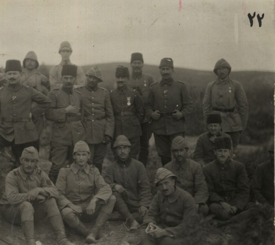 Çanakkale'de Bir Subay Grubu

Birçok milletlerin askerlerini bir araya getiriniz. Hangilerinin Türk olduklarını size hemen söyleyeyim. Renkleriyle, elbiseleriyle değil, hareketleri ve tavırlarıyla belli olurlar.