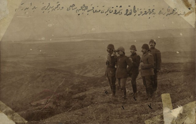 7 nci Tümen Karargâhı Abdurrahman Bayırı'nda düşmanın çekilmesini müteakip sahili ve düşman siperlerini seyrederken

"Çanakkale Muharebeleri neleri gerçekleştirdi? Bugünü kurtardı. Maziye kahramanlığını ve büyüklüğünü iade etti.Vatanımızı, bizim için so