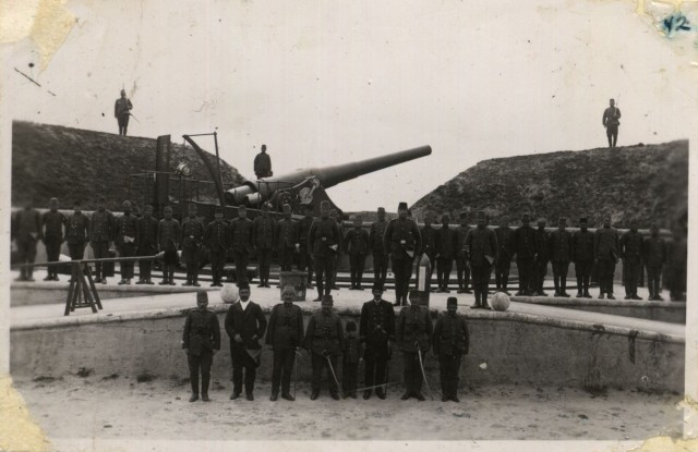 Çanakkale'deki Bir Tabyadan Genel Görünüm

Zira bu yer, en fedâkar bir milletin
Kahramanlık, şeref, namus kalesidir;
Burada her ses, o ilâhi hürriyetin
Asırlara bizi söyler gür nağmesidir!...