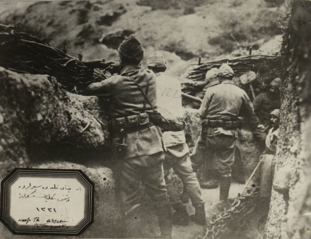 Çanakkale’de siperlerde düşman bekleyen askerlerimiz

Aziz Şehitlerimiz,

Ruhlarımızı, hatıralarınızın güzelliği, ulviliği içinde yıkadık, yükselttik. Biz de sizi işittik ve yemin ediyoruz. Sizden aldıklarımızı, memlekete karşı son vazifelerimizi yapa