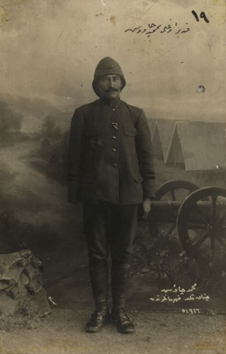 Kahraman Mehmet Çavuş

"Sağ kolumu kaybettim. Zararı yok. Sol kolum var. Onunla da pekâlâ iş görebilirim. Beni üzen ve yeniden birliğime katılarak, düşmanla çarpışmama engel olan şey, yaramın henüz kapanmamış olmasıdır. Hastahaneden çıkıp, harbe iştirak