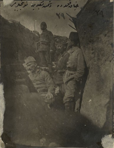 Siperlerde Düşman Gözetleyen Mehmetçikler

"Çanakkale Muharebeleri, bir hayat müdafaasıdır. Çanakkale Muharebelerinin sonunda ya kanlı bir ölüm yahut şanlı bir yaşamak vardır. Yaşamak, ancak bu muharebeleri kazanmakla mümkün olacaktı. Türkler, Çanakkale
