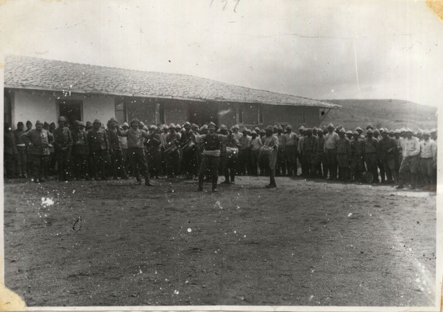 Çanakkale civarında eğlence yapan birlik

"Sizin gibi şehitleri olan bir milletin evlâdıyız. İnanınız, tâ içimizden duyarak size söylüyoruz. Sizin muzaffer şehitliklerinizi, esir bir vatanın toprakları kuşatmayacaktır.”
