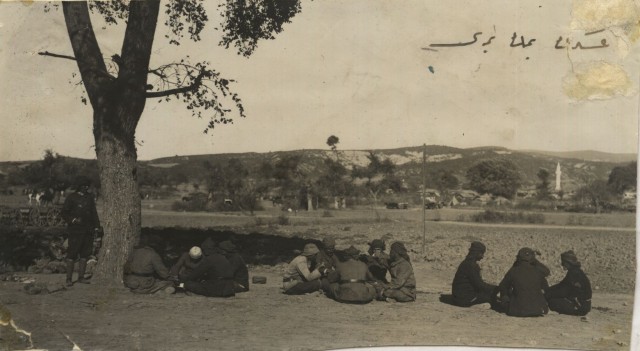 Cephe Gerisinde Ekmeklerini Paylaşan Mehmetçikler

Müjde mert ve asil Türk! Müjde çok zulüm görmüş büyük ve sevgili vatan! Artık diriliyorsun.”