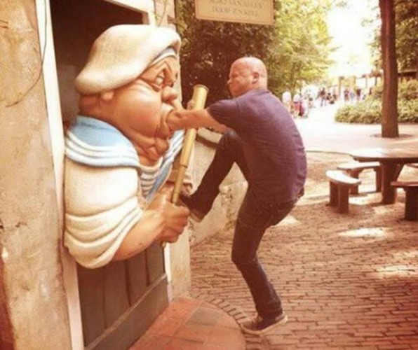 Şiddet Fotoğrafları Güldürüyor
