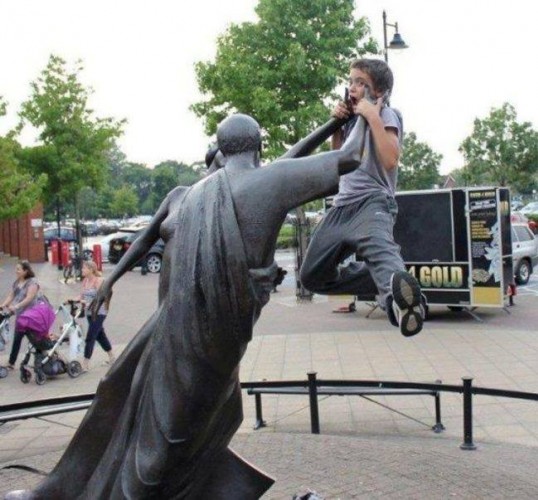 Şiddet Fotoğrafları Güldürüyor