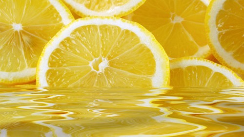 Taze limon suyu içerdiği antioksidant ve anti-kanser maddeleri nedeniyle, çeşitli hastalıkların tedavisinde yüzyıllardır kullanılıyor.
