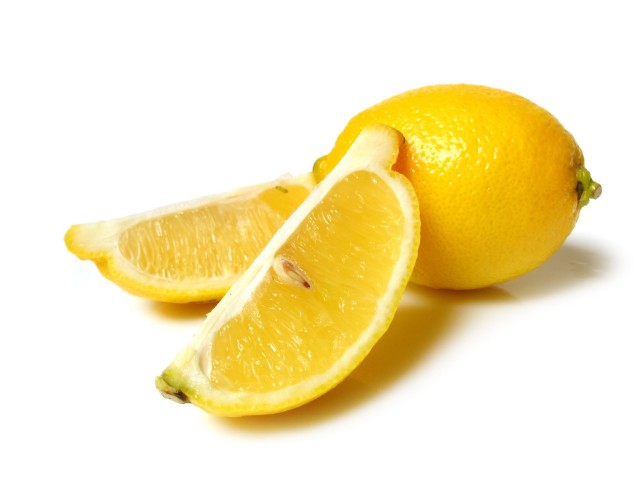 Öğleden sonraları enerji kaybı mı hissediyorsunuz? Experimental Biology and Medicine’da yayınlanan bir çalışmaya göre, limon yağı beyin aktivitesini yükseltiyor. Bunun için yapmanız gereken bileklerinize bir kaç damla limon suyu damlatıp hafifçe ovmak haf