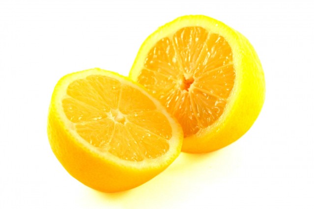 Taze limon suyu içerdiği antioksidant ve anti-kanser maddeleri nedeniyle, çeşitli hastalıkların tedavisinde yüzyıllardır kullanılıyor.