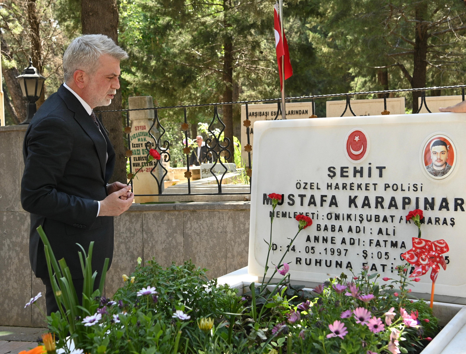 Aziz Şehitler ve Hayatını Kaybeden Öğrenciler Kabri Başında Dualarla Anıldı