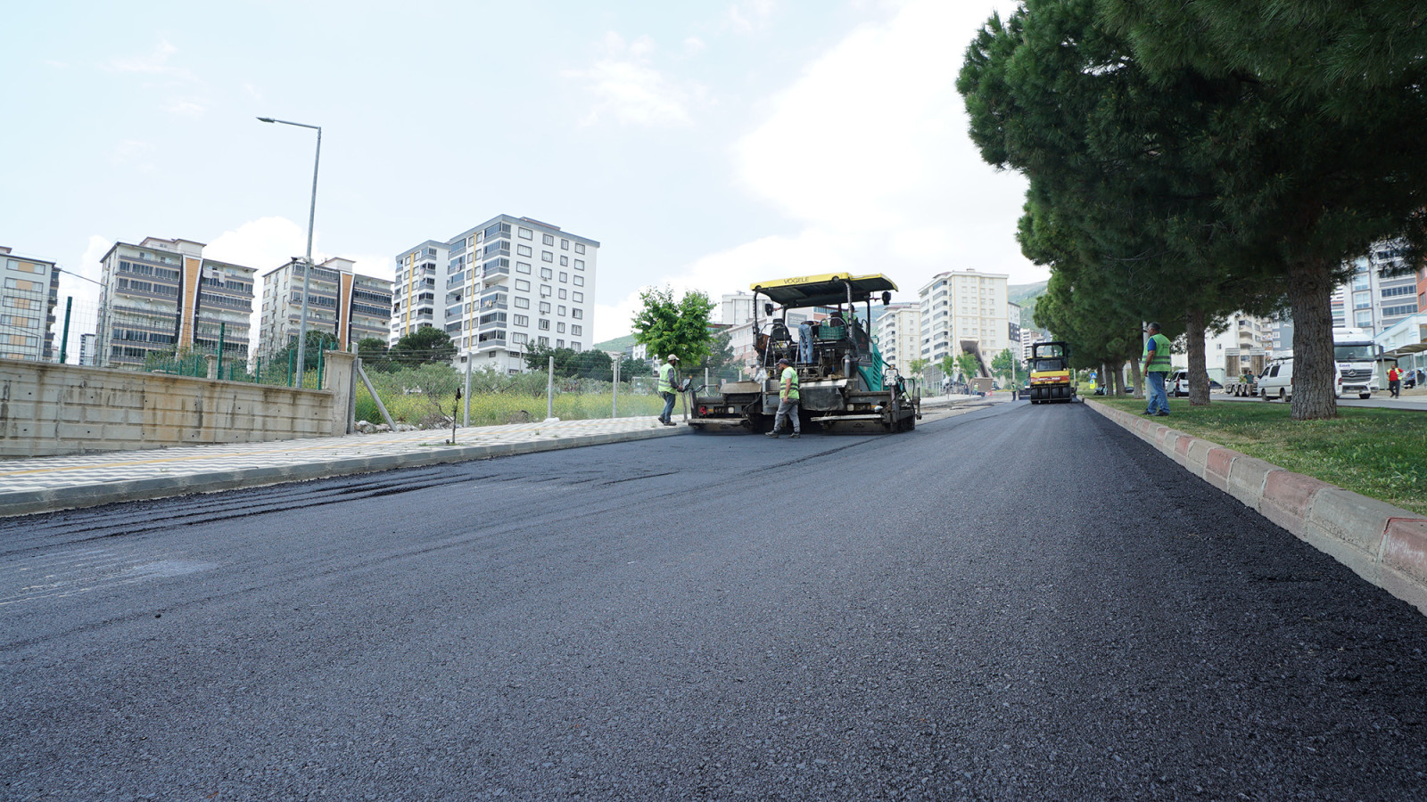 Büyükşehir, Ahır Dağı Caddesi’nde Asfalt Mesaisini Sürdürüyor