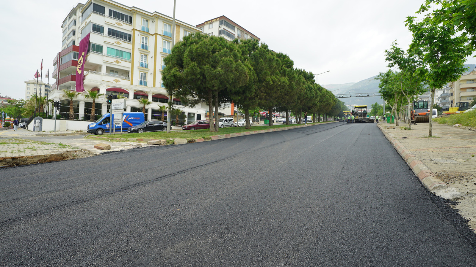 Büyükşehir, Ahır Dağı Caddesi’nde Asfalt Serimine Başladı