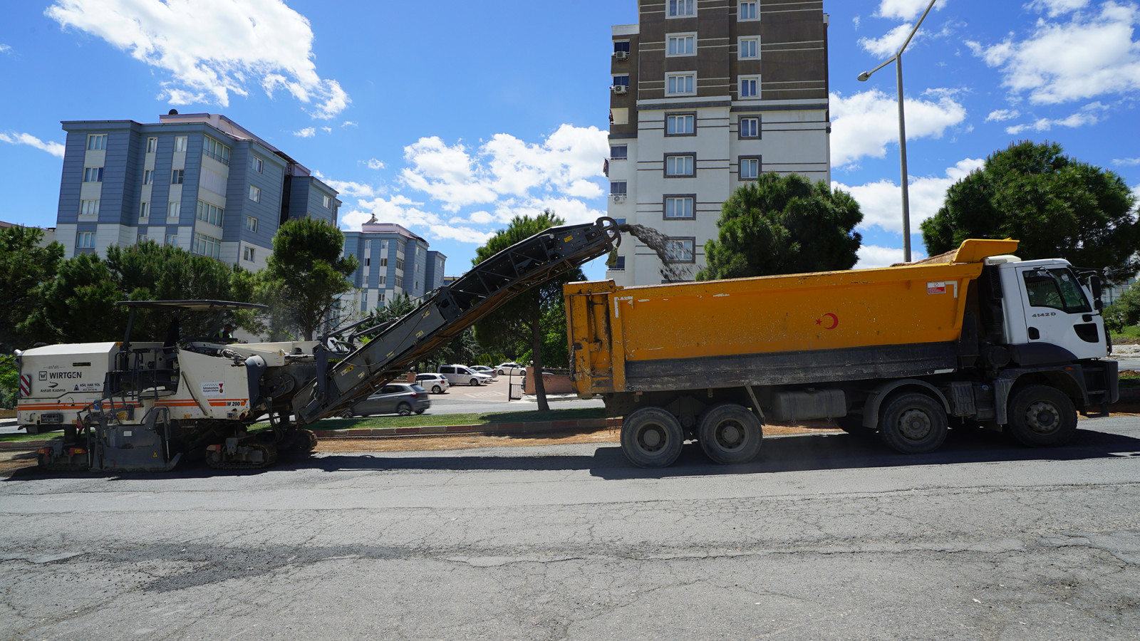 Büyükşehir, Ahır Dağı Caddesi’ni Asfalta Hazırlıyor