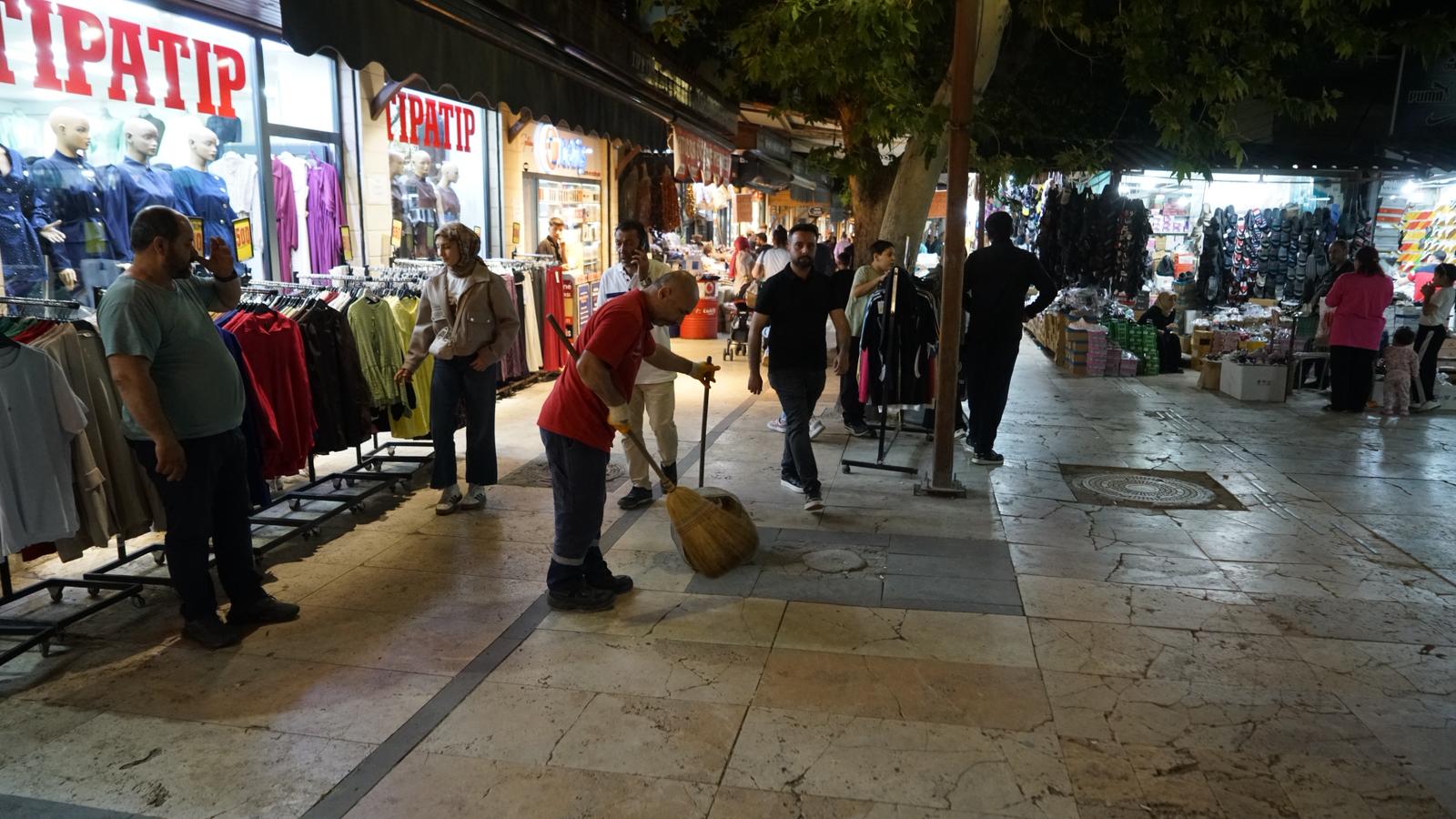 Büyükşehir, Bayram Öncesi Sahada Temizlik Uygulamalarını Kesintisiz Sürdürüyor