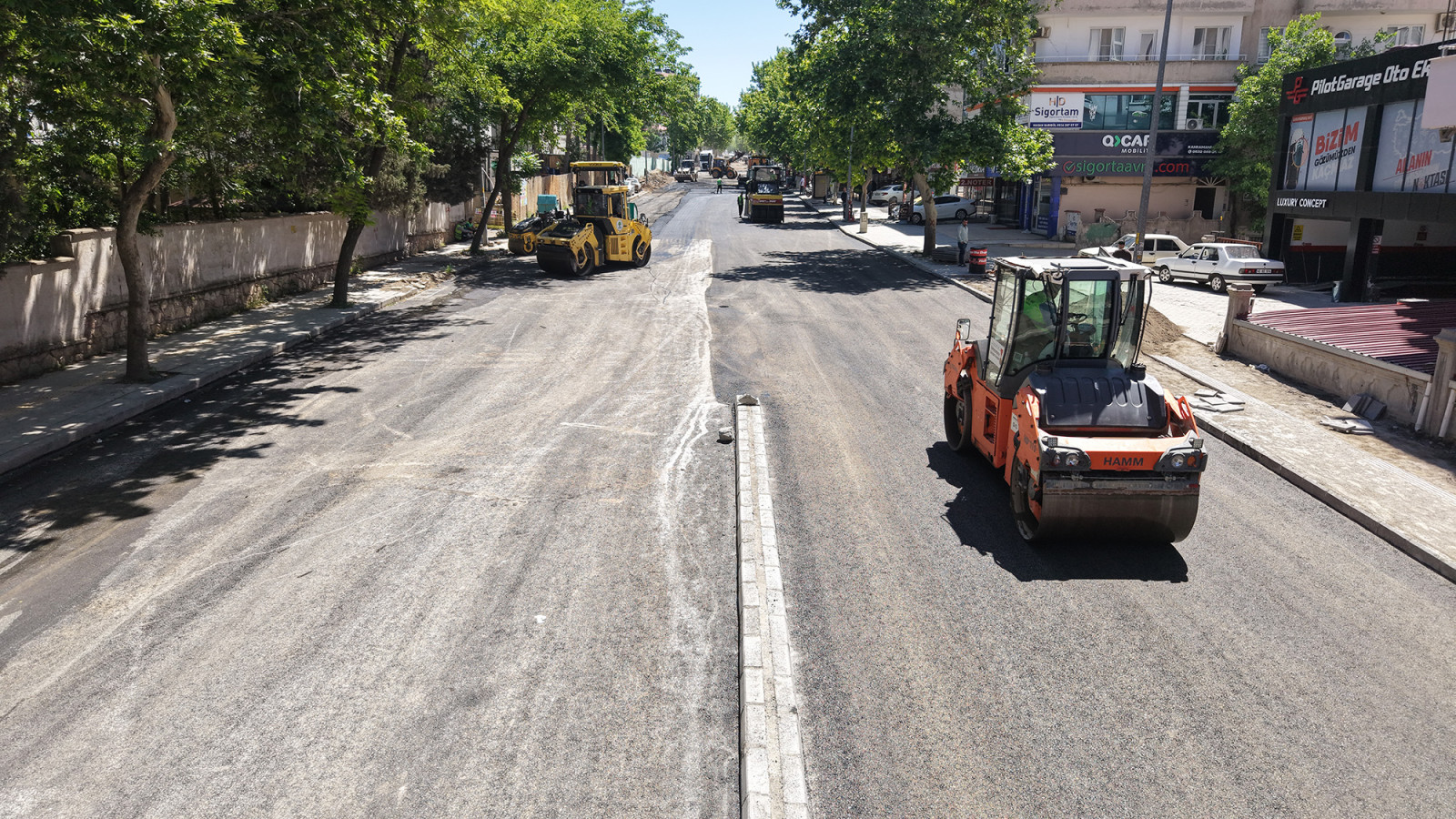 Büyükşehir, Cahit Zarifoğlu Caddesi’nde Asfalt Serimine Başladı