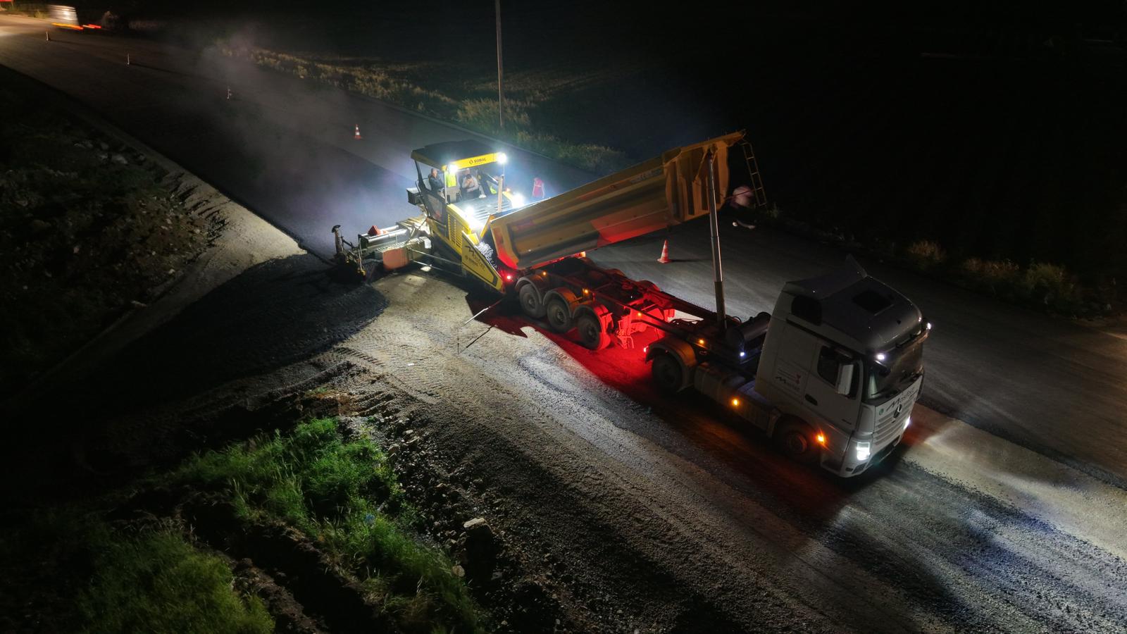 Büyükşehir’den Elmalar Yolunda Kesintisiz Asfalt Mesaisi