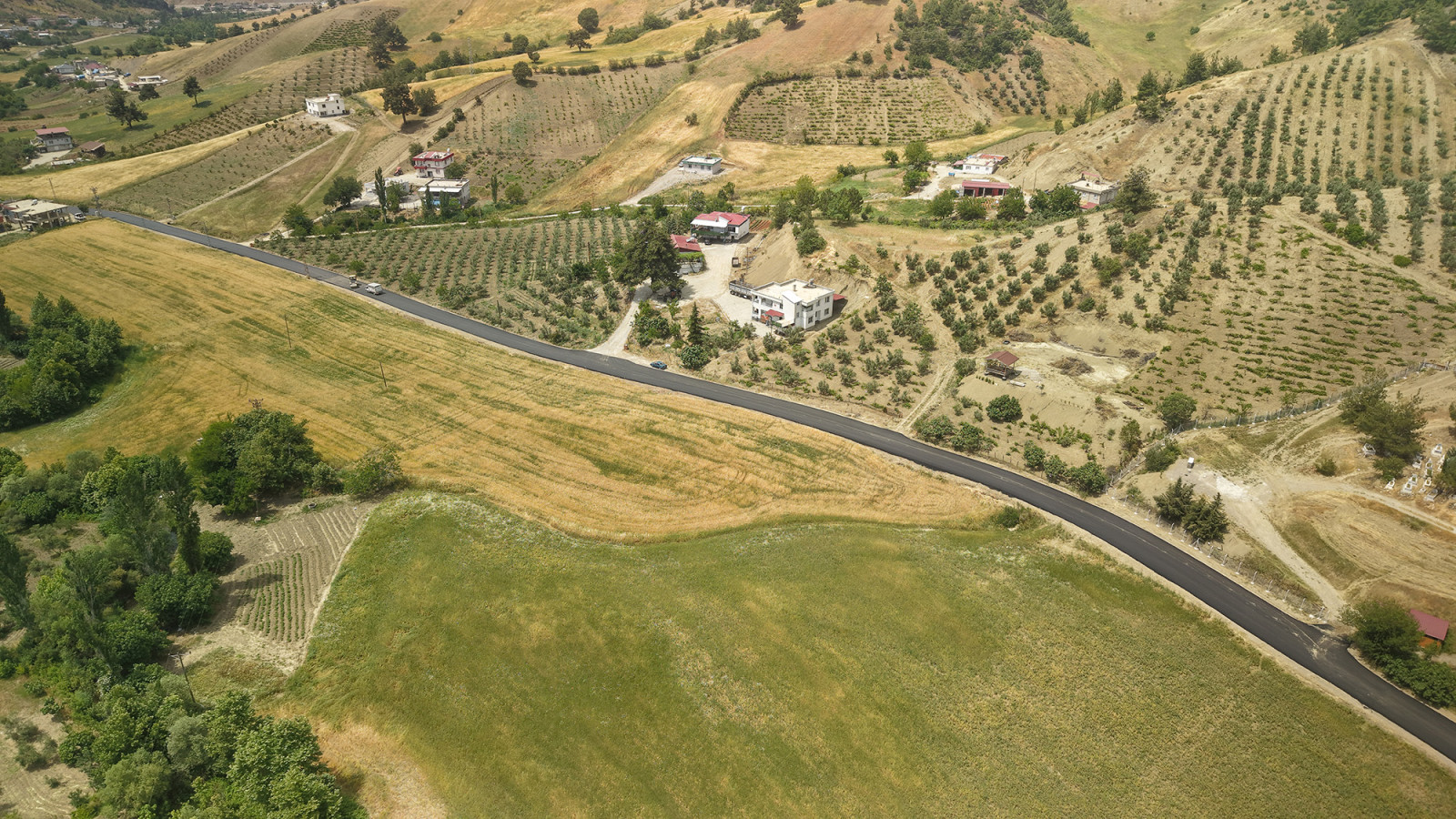 Büyükşehir, Bulutoğlu’nun 4 Kilometrelik Ana Yolunu Sıcak Asfaltla Buluşturuyor