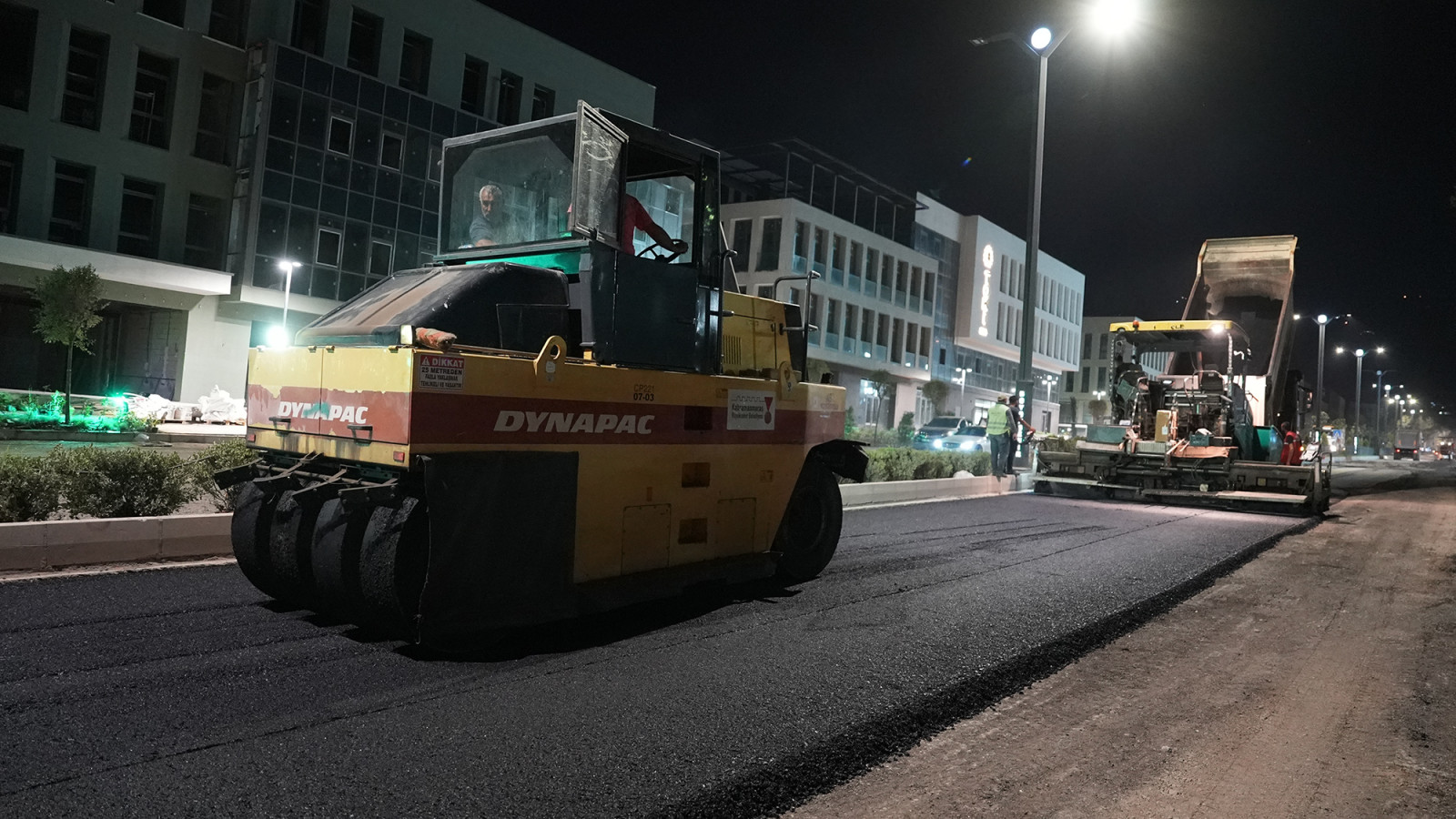 Büyükşehir’den Azerbaycan Bulvarı’nda Gece Asfalt Mesaisi