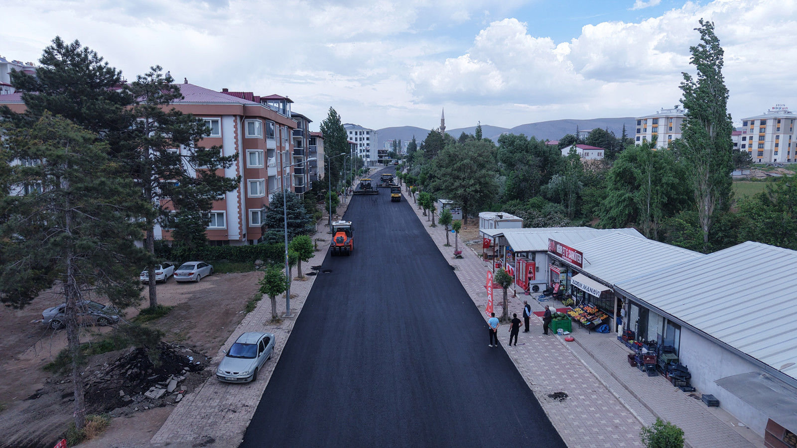 Büyükşehir’den Elbistan Pınarbaşı Caddesi’nde Kesintisiz Asfalt Mesaisi