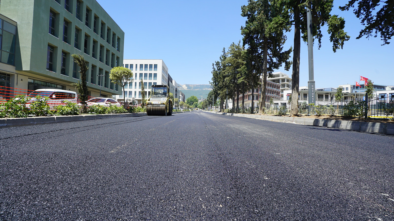 Azerbaycan Bulvarı'nda Asfalt Mesaisi Tüm Hızıyla Sürüyor