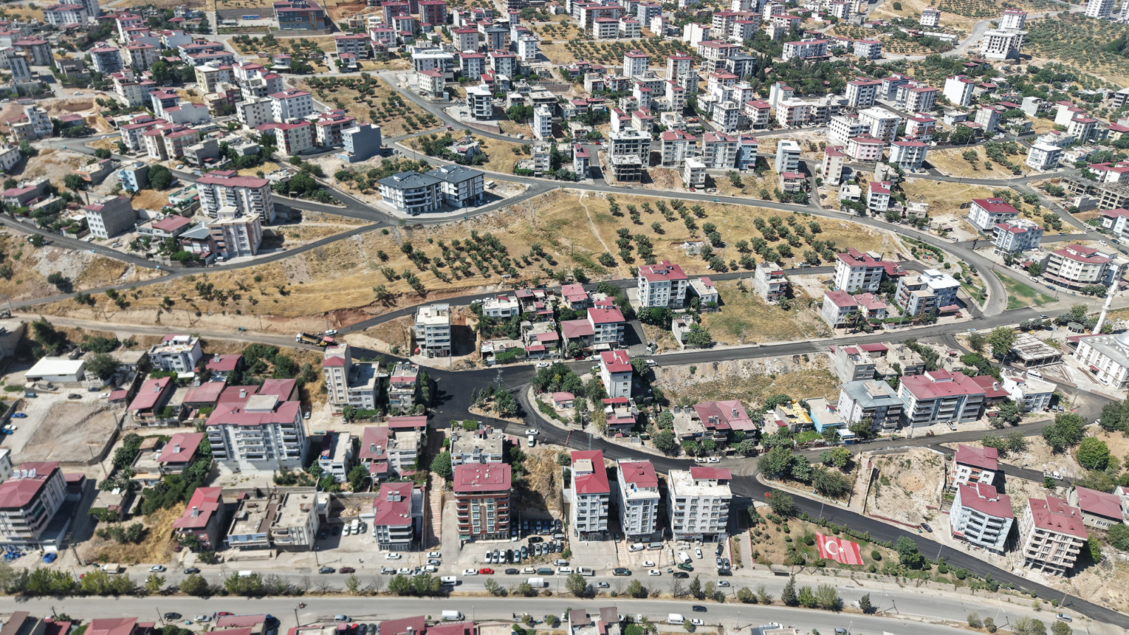 Büyükşehir, Dulkadiroğlu Aslanbey’de Asfalt Mesaisini Durmaksızın Sürdürüyor