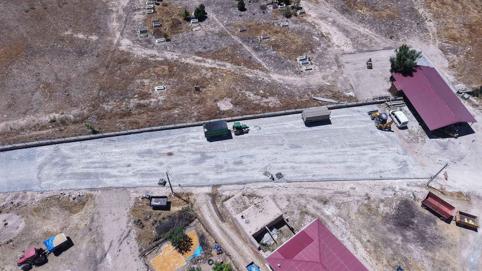 Büyükşehir, Elbistan İncecik’te Mezarlık Yolunu Kilit Parkeyle Yeniliyor