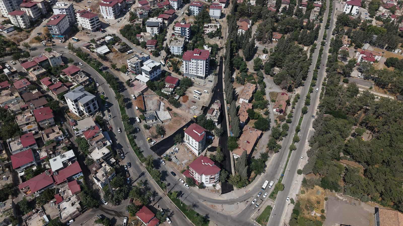 Büyükşehir, Mükremin Halil Caddesi’nde Asfalt Mesaisini Başlattı