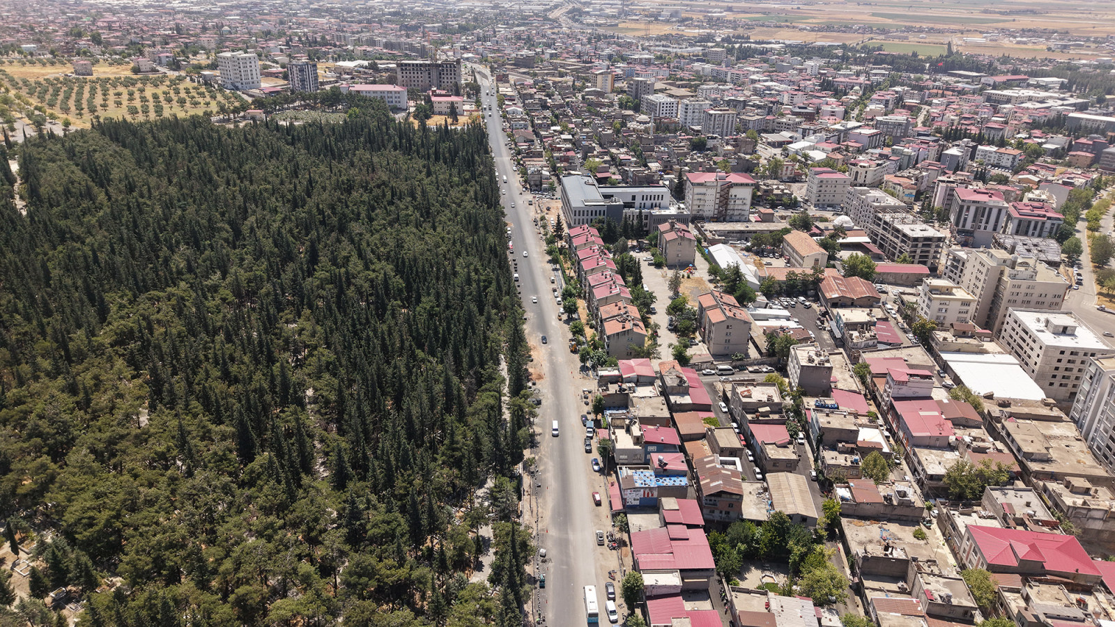Girne Caddesi’nde Dönüşüm Sürüyor; Asfaltın Ardından Yürüyüş Yolları Yapılıyor
