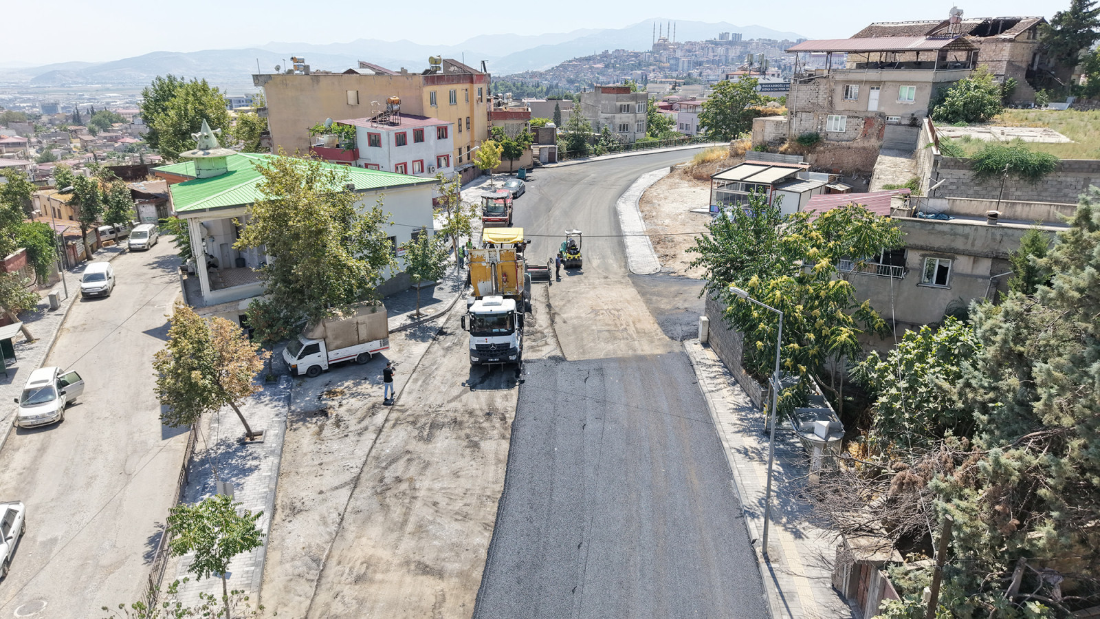 Büyükşehir, Gazneliler Caddesi’nde Son Kat Asfalt Serimini Sürdürüyor