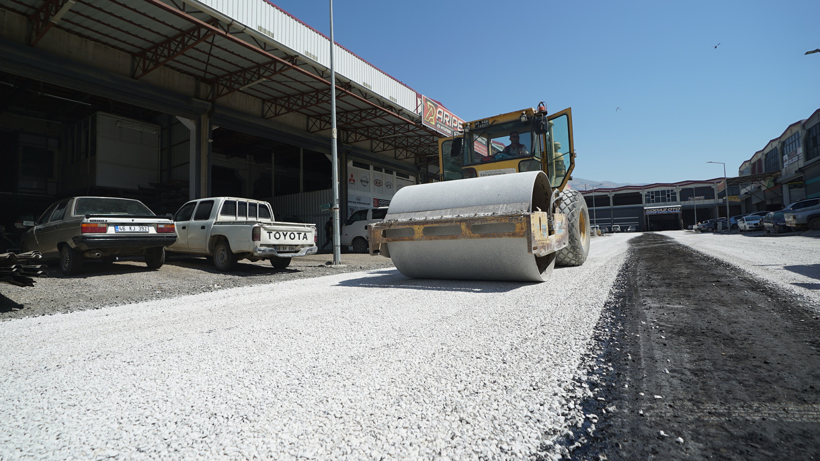 Büyükşehir, Yeni Sanayi Sitesi’nde 3 Kilometrelik Yolu Asfaltla Buluşturdu