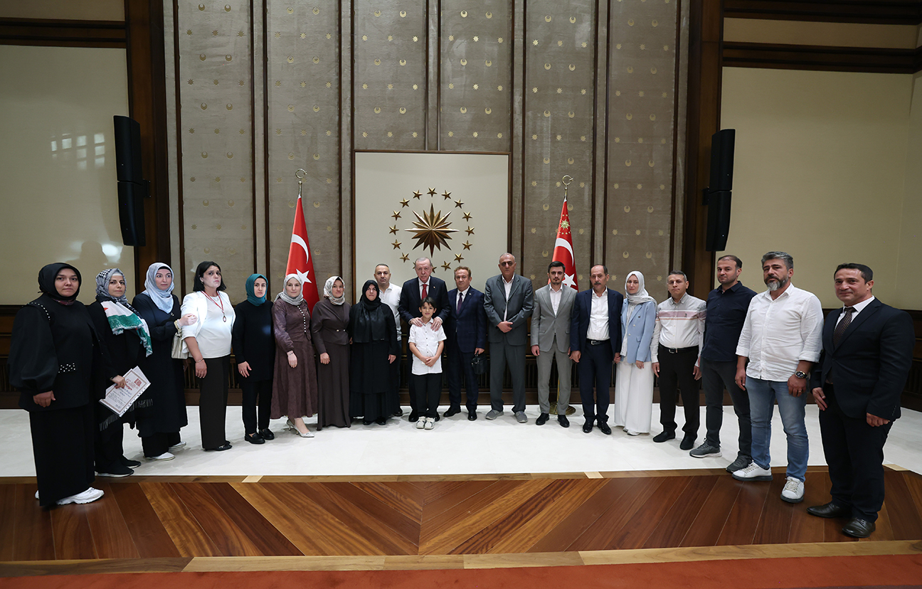 Cumhurbaşkanı Erdoğan, Kahramanmaraş'taki Okul Saldırısında Hayatını Kaybeden Öğrencilerin Ailelerini Kabul Etti