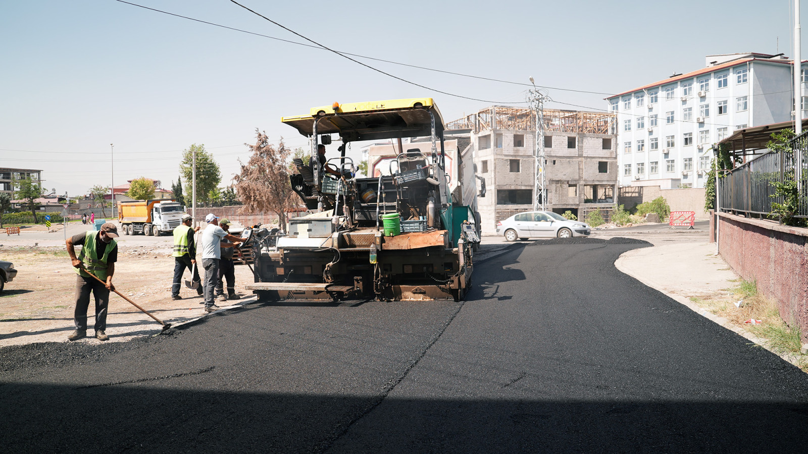 Büyükşehir, Dulkadiroğlu Ballıca’da Asfalt Mesaisini Durmaksızın Sürdürüyor