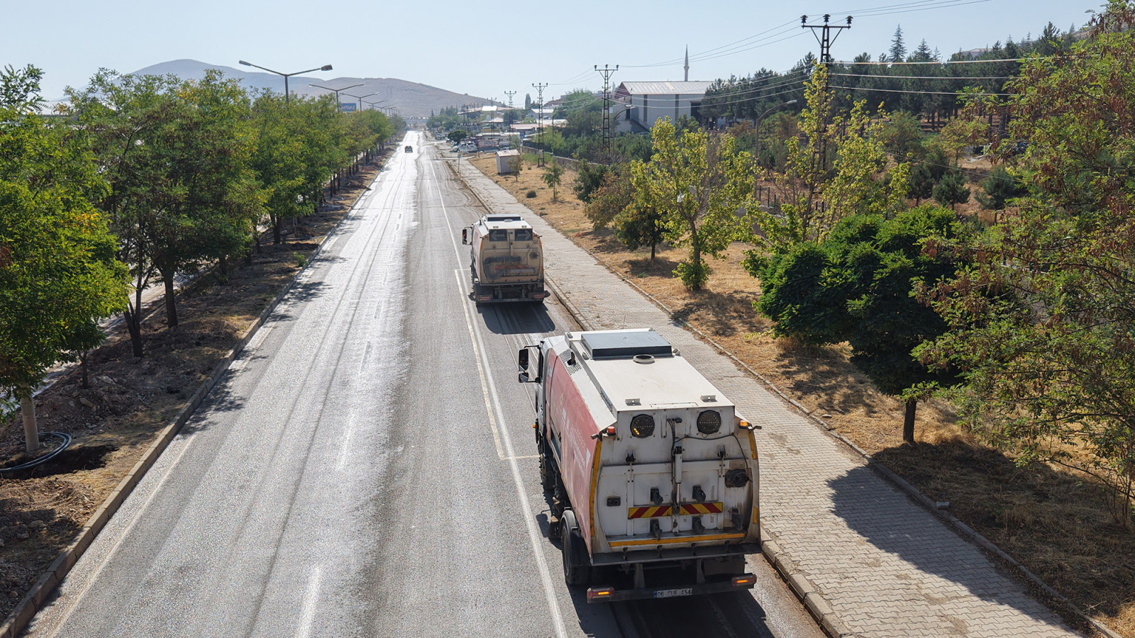 Büyükşehir Ekipleri Afşinbey Caddesi’nde Temizlik Mesaisinde