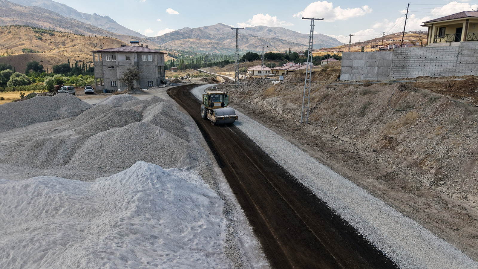 Büyükşehir, Göksun Kırsalındaki 5 Kilometrelik Yolu Yeniliyor