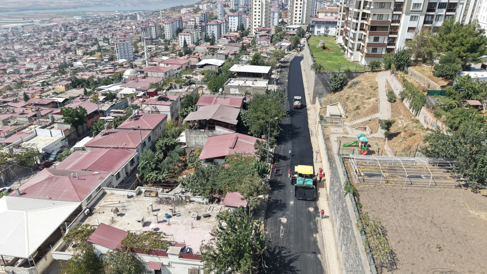 Büyükşehir, Kâtip Çelebi Caddesi’nde Asfalt Mesaisini Sürdürüyor