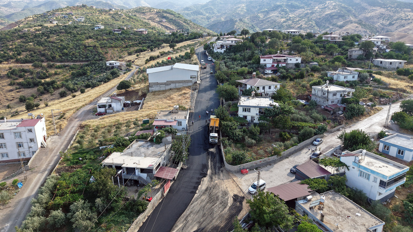 Büyükşehir, Onikişubat Kırsalında Yol Yatırımlarını Artırarak Sürdürüyor
