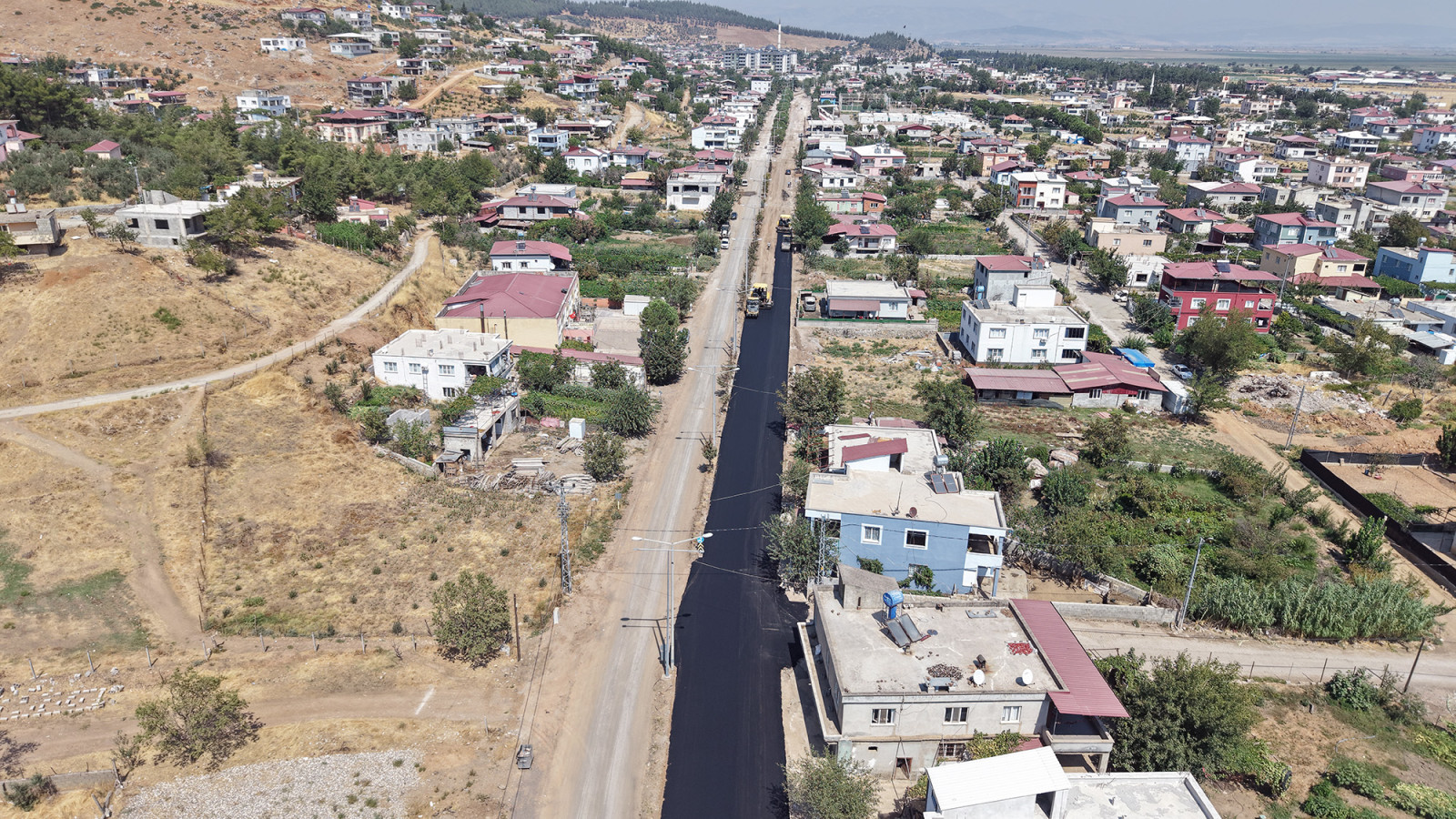 Büyükşehir, Türkoğlu Beyoğlu’nun Ana Bulvarını Sıcak Asfaltla Yeniliyor