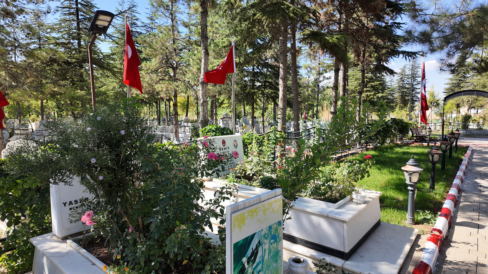 Büyükşehir’den Elbistan Hocazade ve Gariplik Mezarlıklarında Bakım Mesaisi