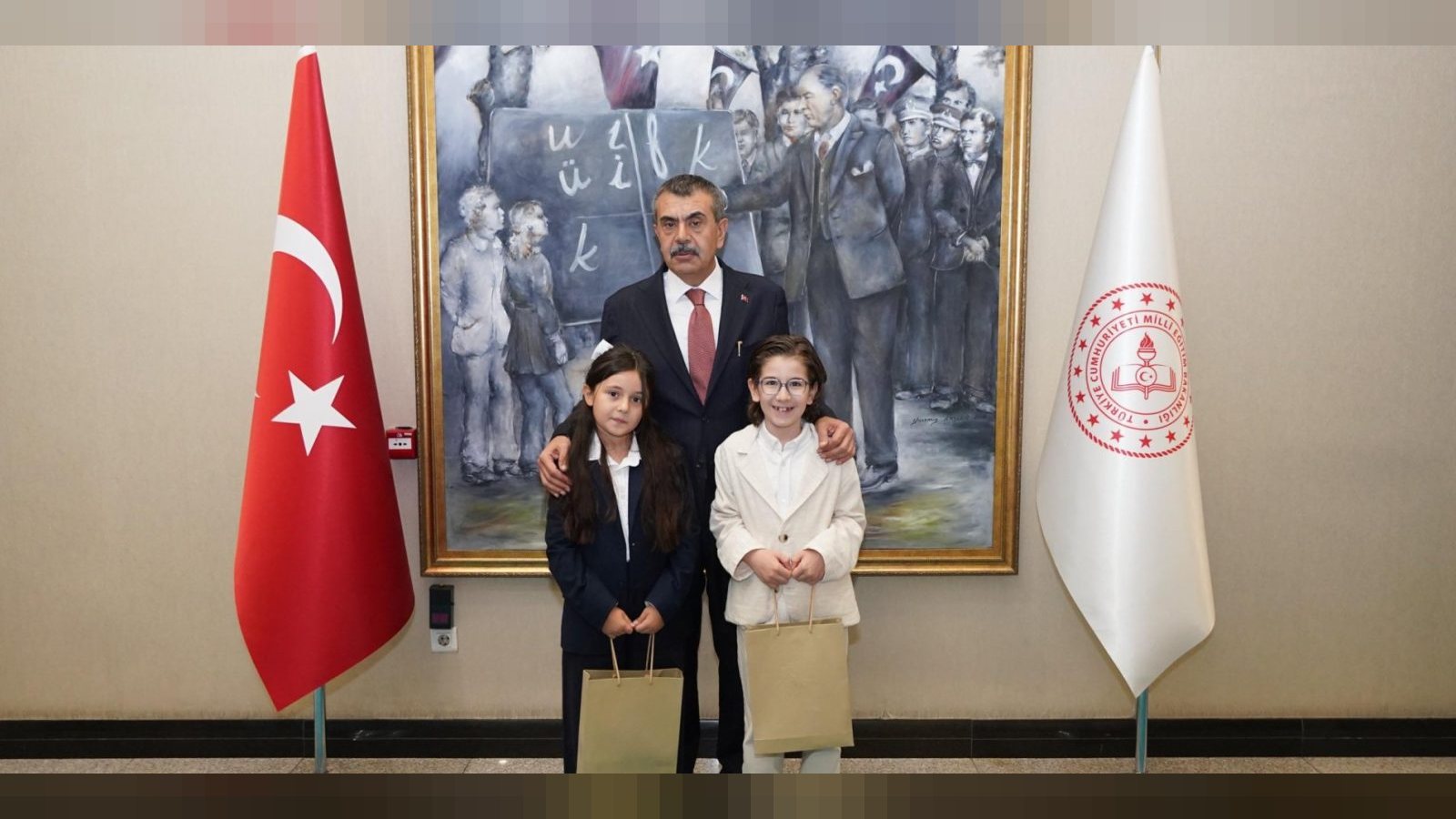 Cumhurbaşkanı Erdoğan ile Şarkı Söyleyen Minik Müzisyenlerden Bakan Tekin'e Ziyaret