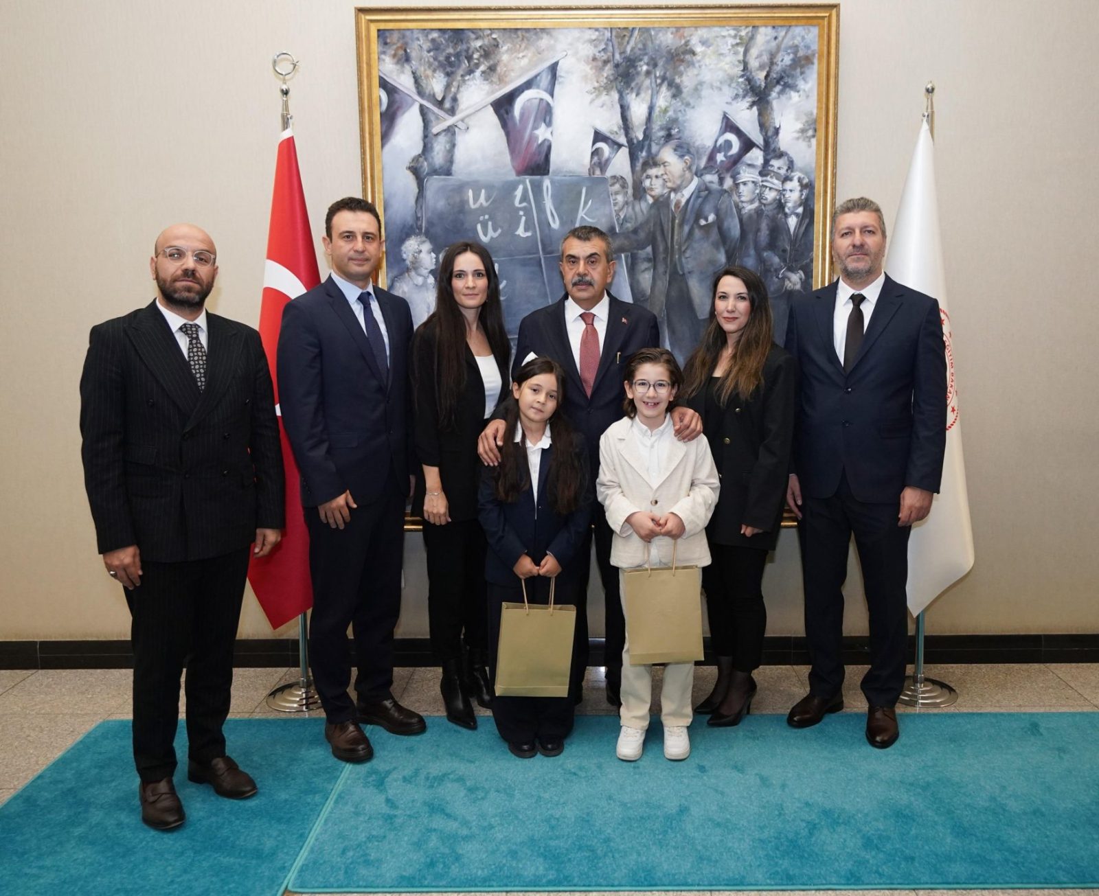 Cumhurbaşkanı Erdoğan ile Şarkı Söyleyen Minik Müzisyenlerden Bakan Tekin'e Ziyaret