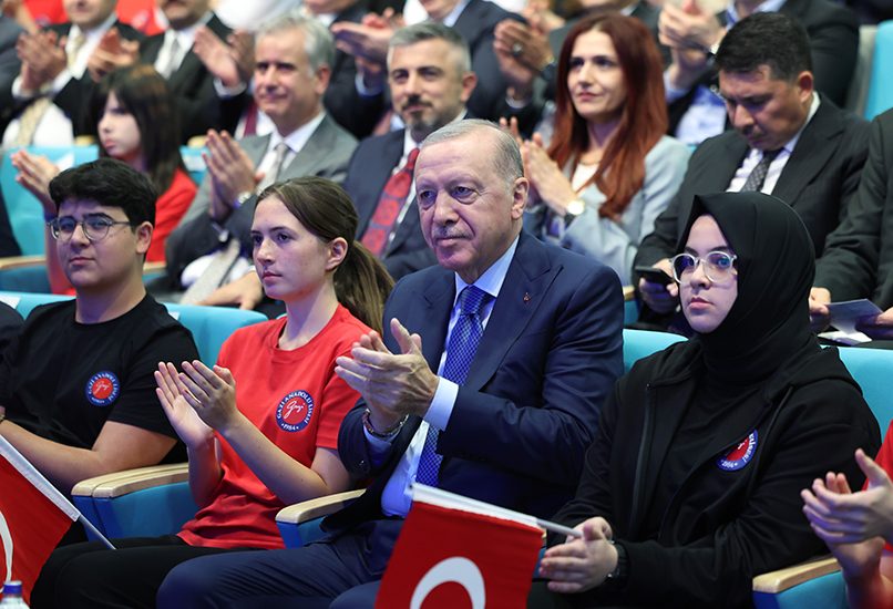 “Eğitimde fırsat eşitliğini yaygınlaştırmak, eğitimin kalitesini artırmak için her türlü imkânı seferber etmiş durumdayız”