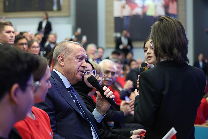 “Eğitimde fırsat eşitliğini yaygınlaştırmak, eğitimin kalitesini artırmak için her türlü imkânı seferber etmiş durumdayız”