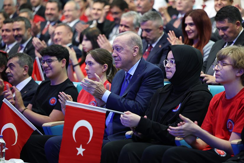 “Eğitimde fırsat eşitliğini yaygınlaştırmak, eğitimin kalitesini artırmak için her türlü imkânı seferber etmiş durumdayız”