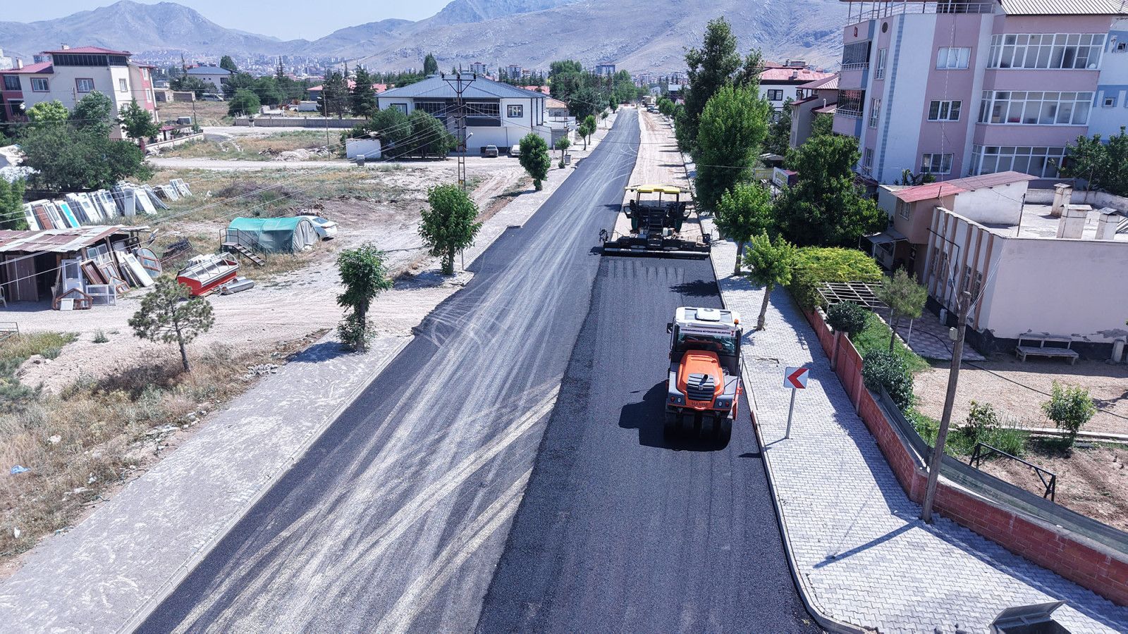 Elbistan’da Büyükşehir’in Asfalt Çalışmalarına Esnaf ve Vatandaştan Tam Not