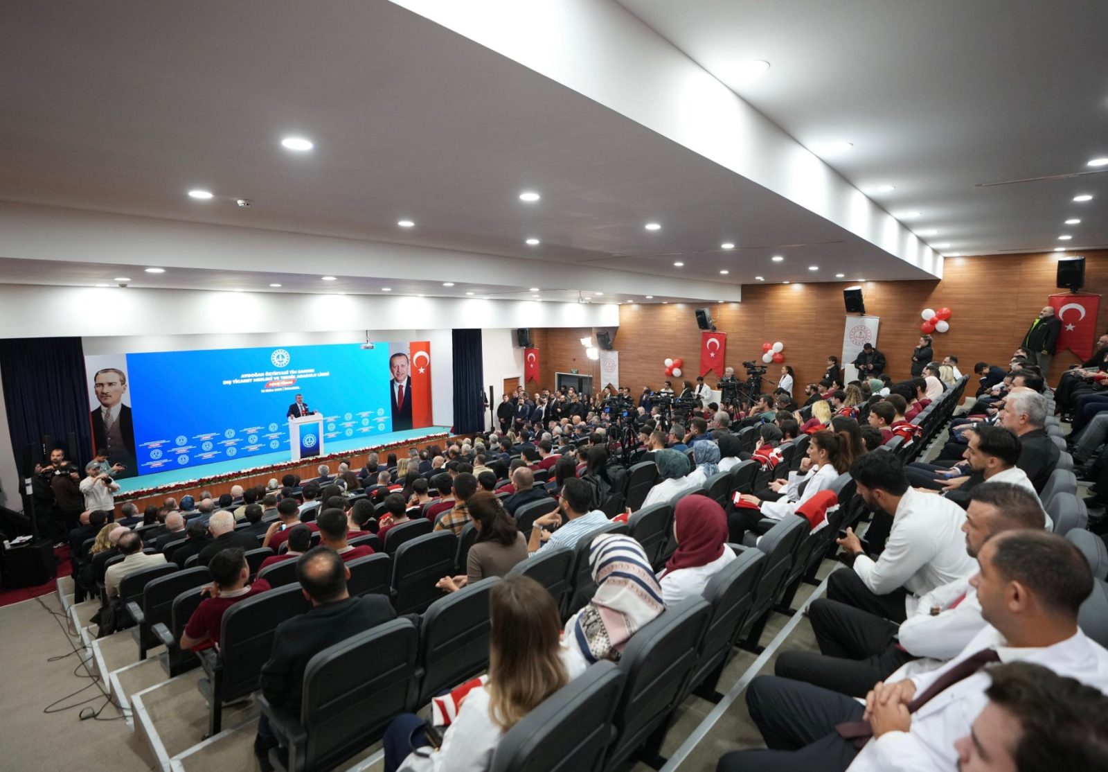 Bakan Tekin, Aydoğan Öztiryaki Tim Sander Dış Ticaret Mesleki ve Teknik Anadolu Lisesi Açılış Töreni'ne Katıldı