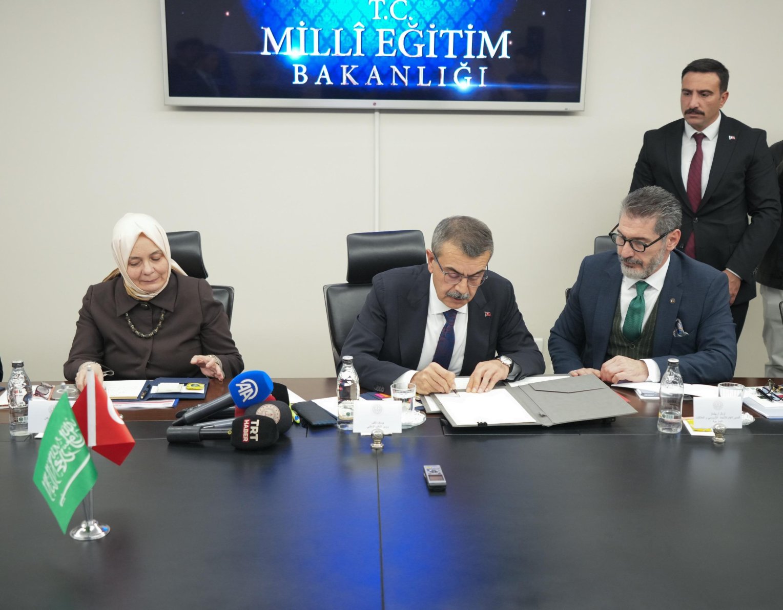 Bakan Tekin, Suudi Arabistan Eğitim Bakanı El-Benyan'la Görüştü