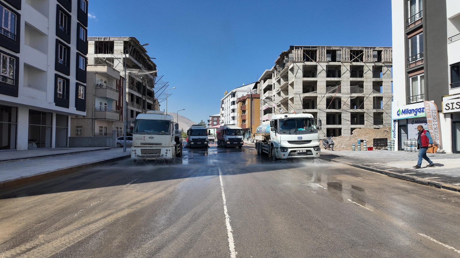 Büyükşehir’den Elbistan’ın Caddelerinde Temizlik