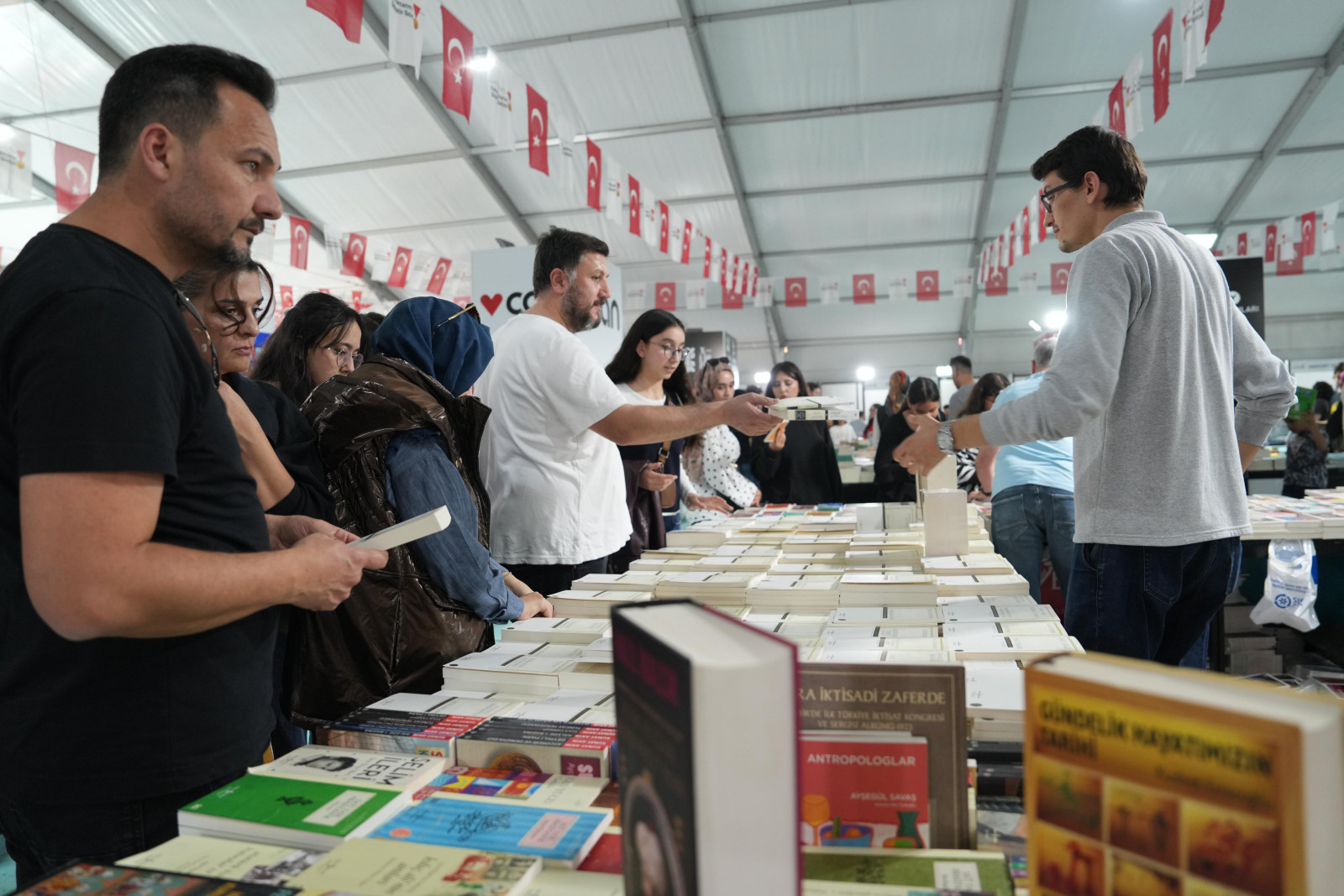Büyükşehir’in Kitap Fuarı Dokuzuncu Gününde de Ziyaretçi Akınına Uğradı