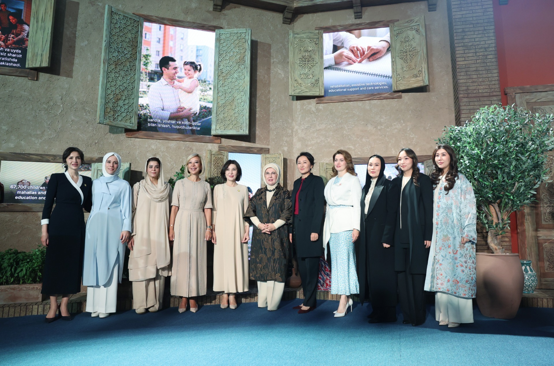 Emine Erdoğan, Özbekistan'da düzenlenen zirve kapsamında açılan sergiyi ziyaret etti